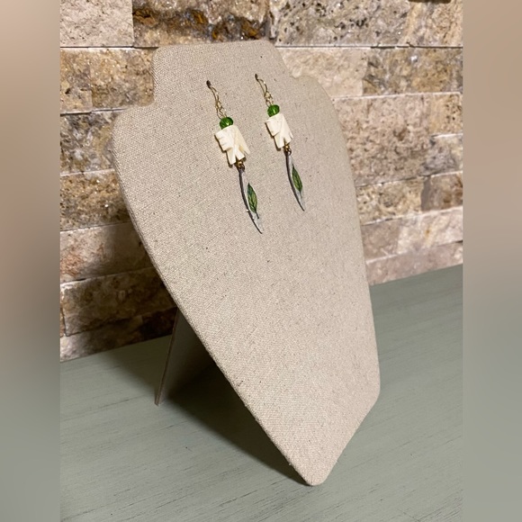 🌟2/$20 🍃🐘Elephant Leaf Drop Earrings - Picture 4 of 4